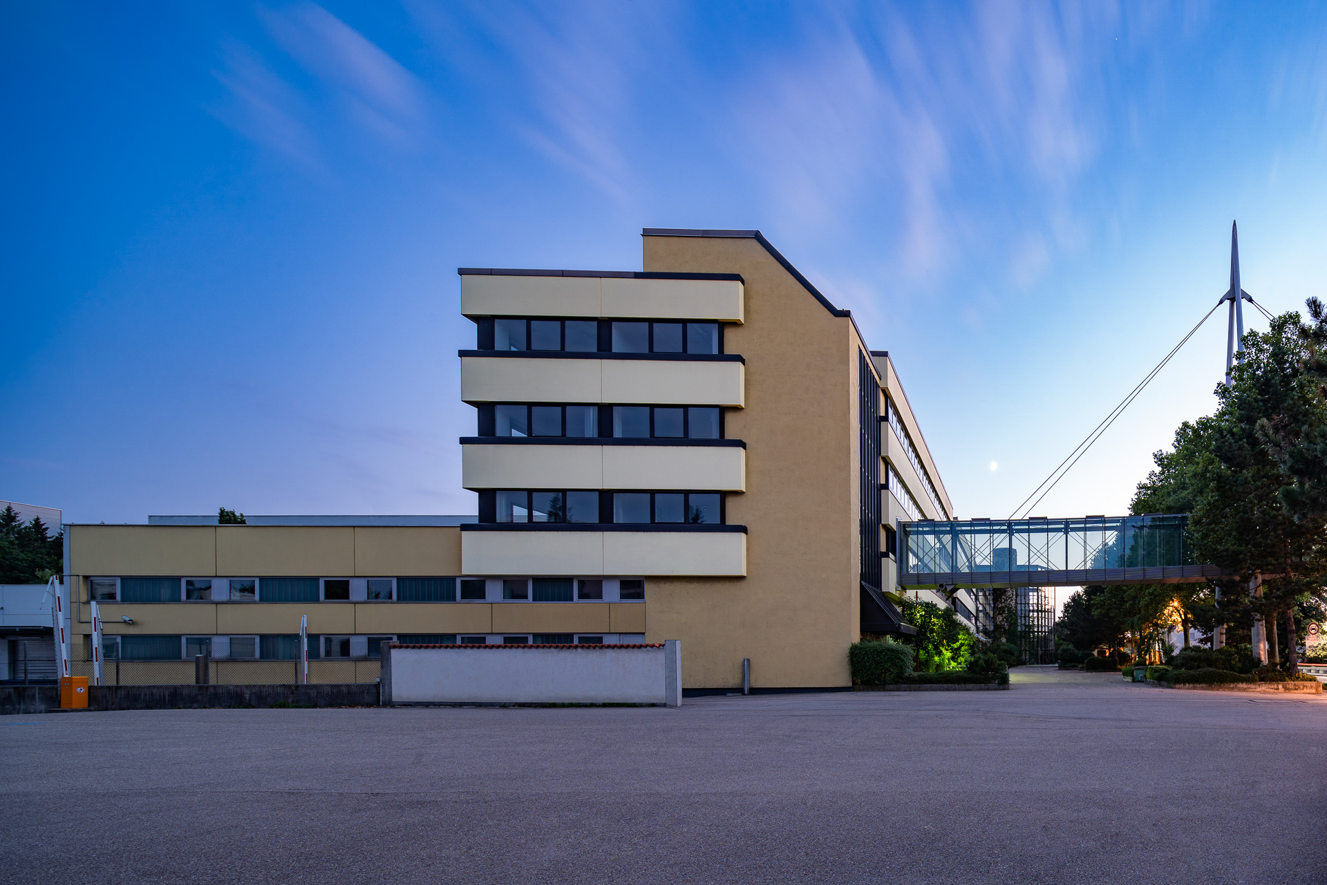 Architekturfoto: Zentralperspektive eines großen Gebäudes